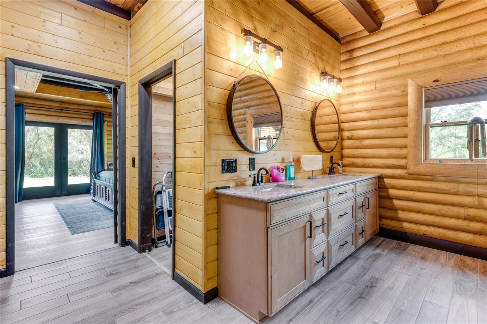 V4947262 Property Photo