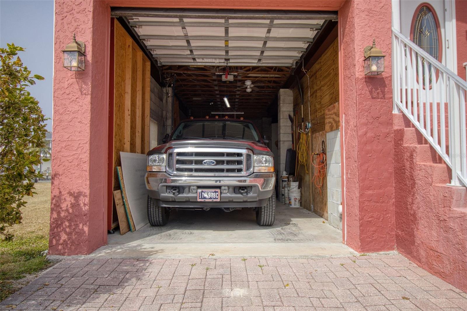 1 car garage on this side