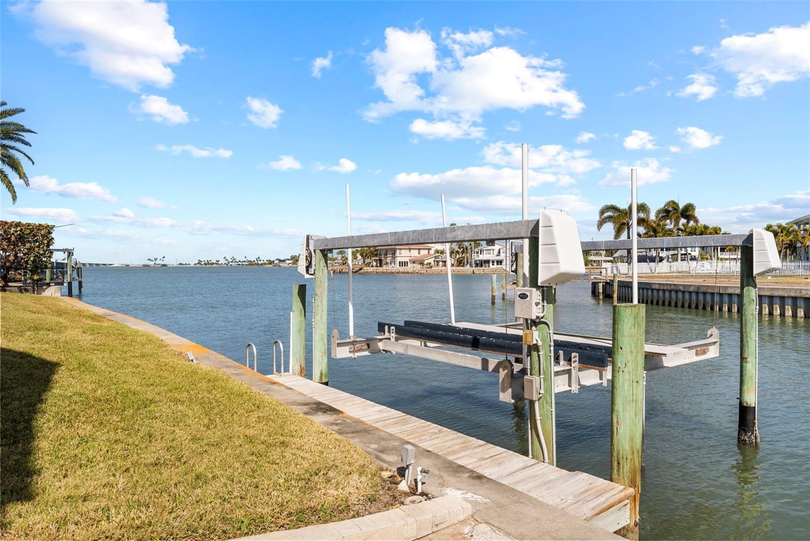 15,000-20,000 Boat lift