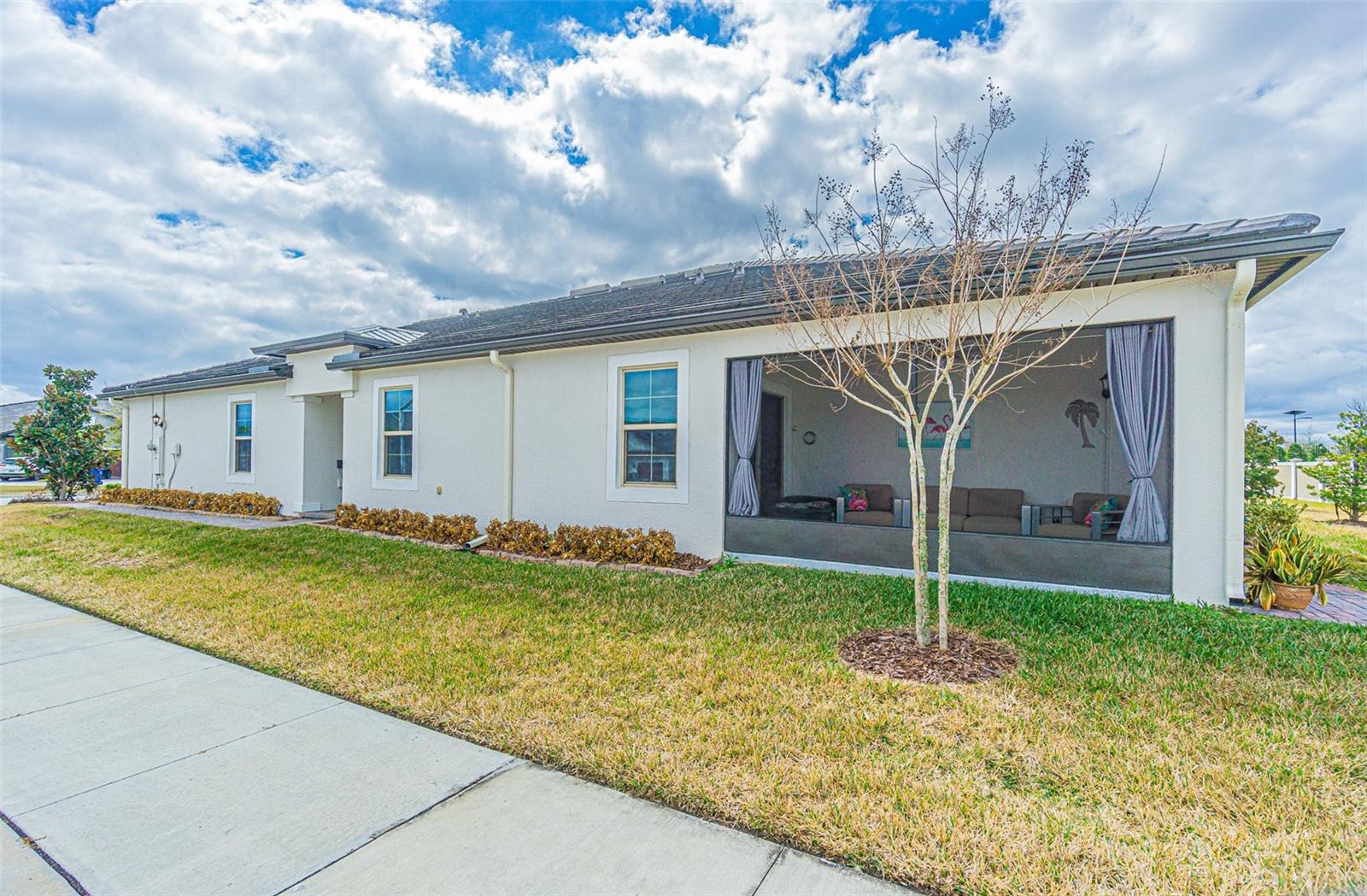 Nice sideyard and lots of extra parking spaces!