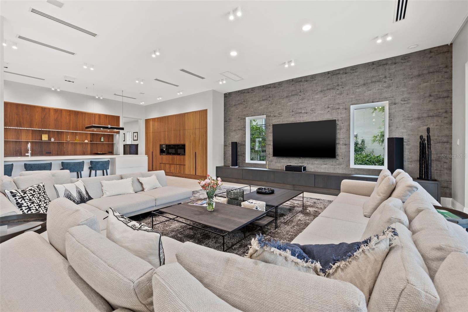 TB8475019 Property Photo