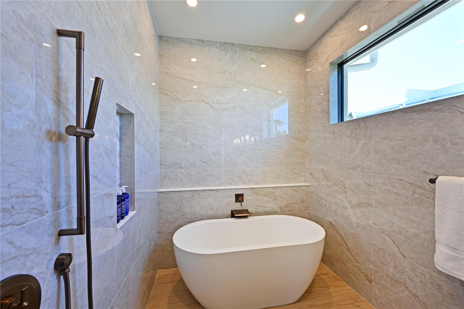 A4682245 Property Photo