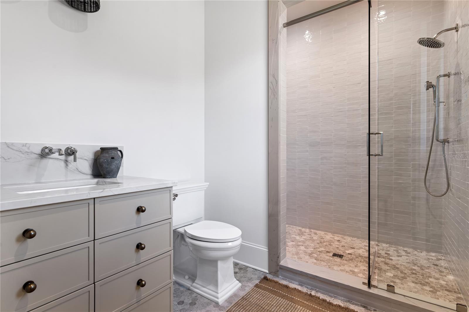 O6381880 Property Photo