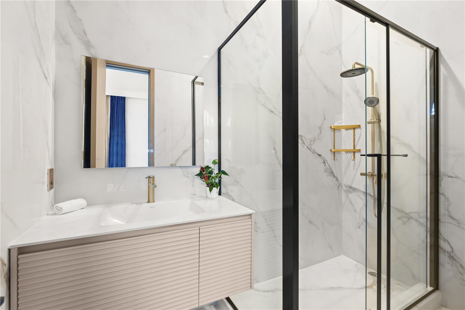 O6382040 Property Photo