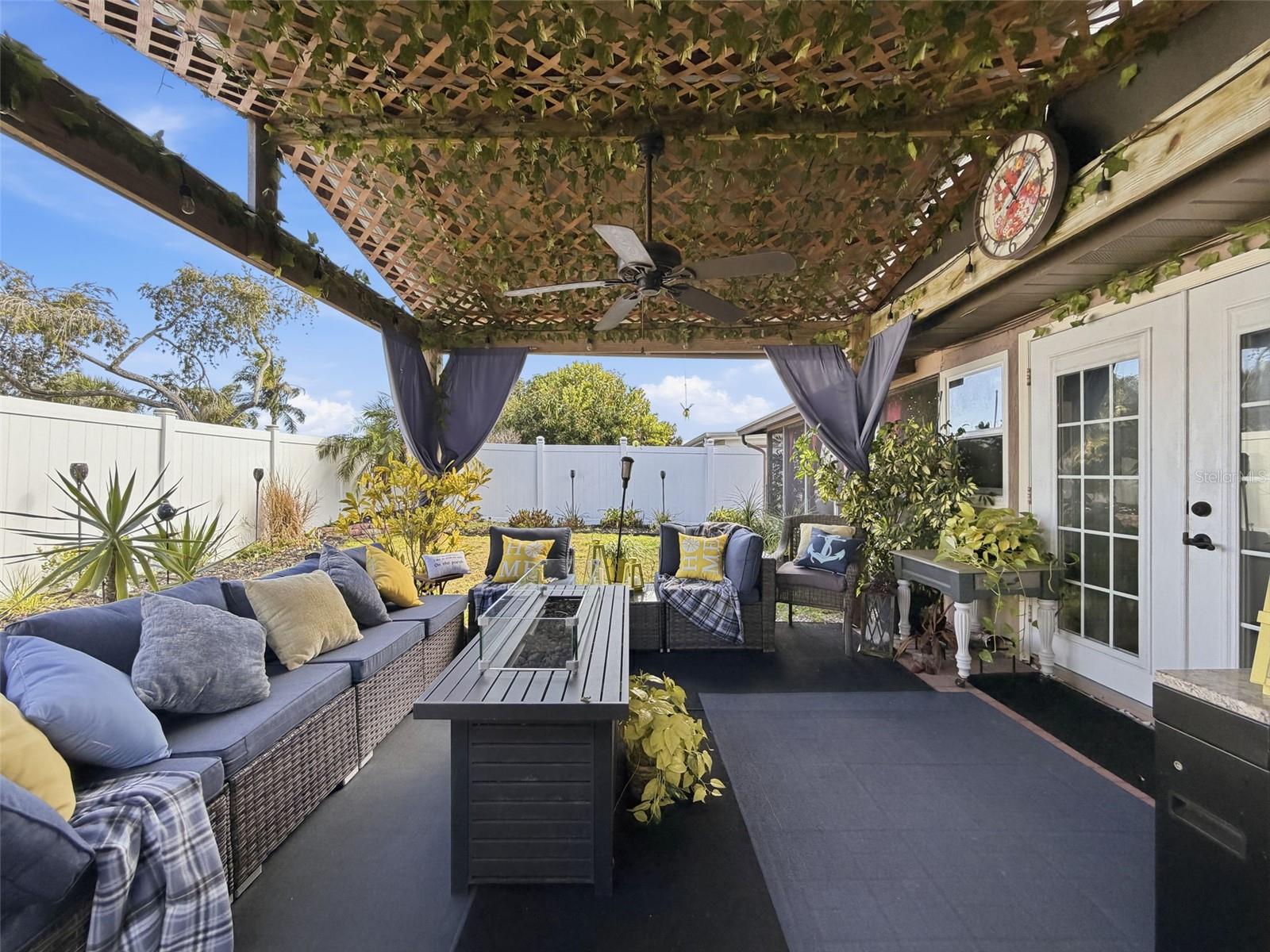 Covered outside patio-Perfect for entertaining!