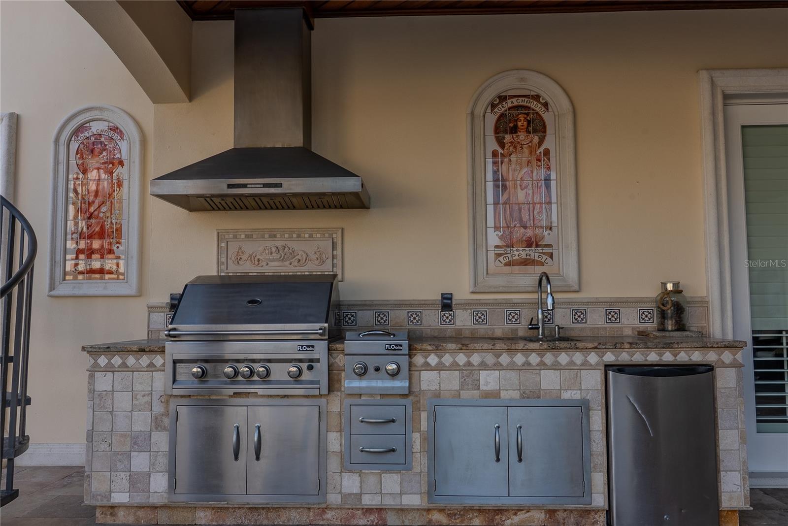 TB8476403 Property Photo