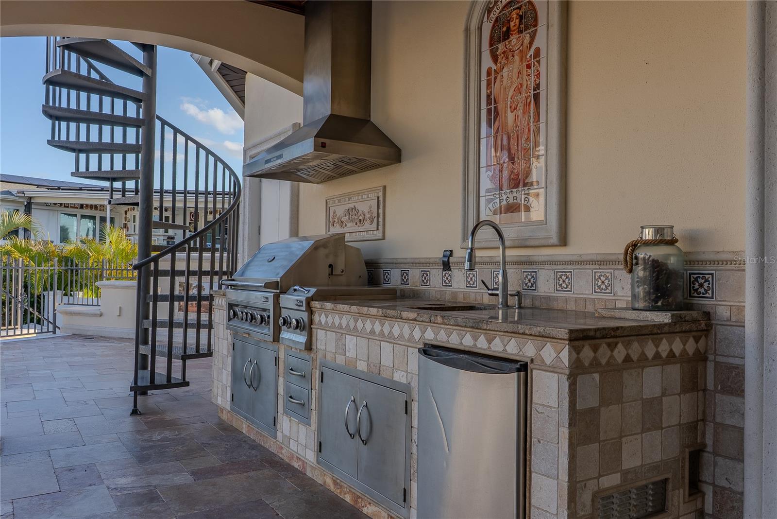 TB8476403 Property Photo