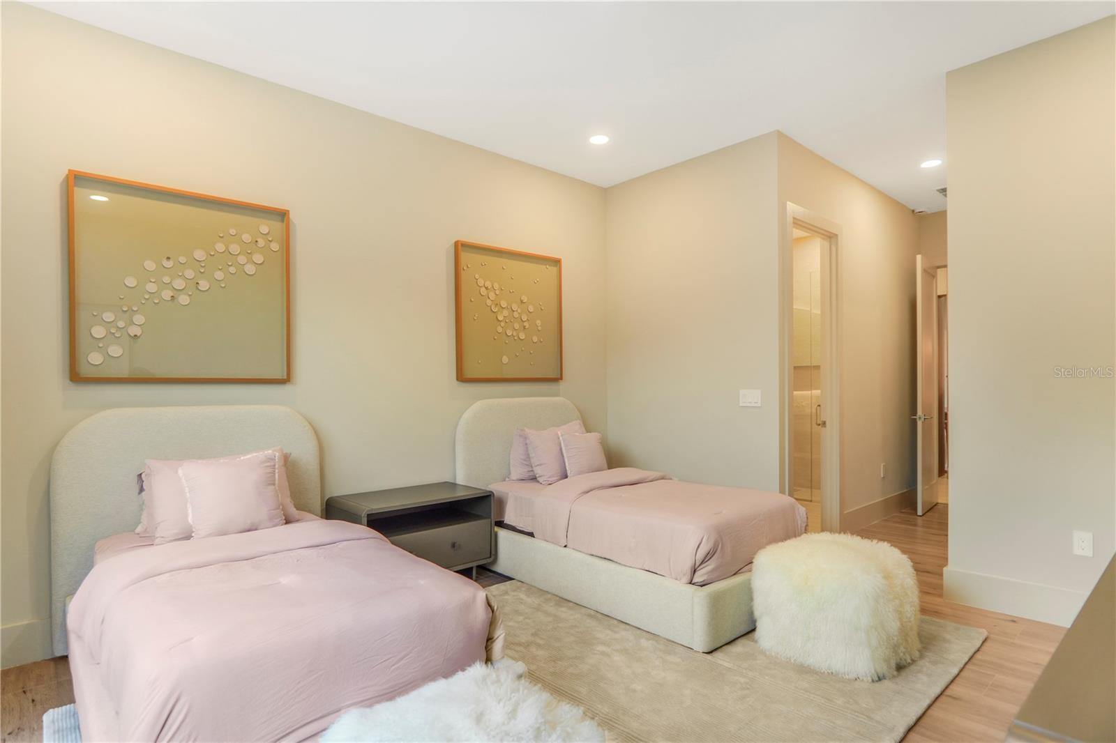 O6382642 Property Photo