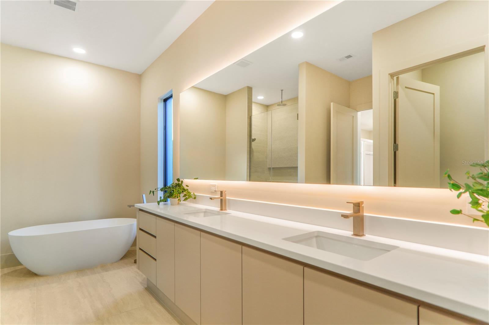 O6382642 Property Photo