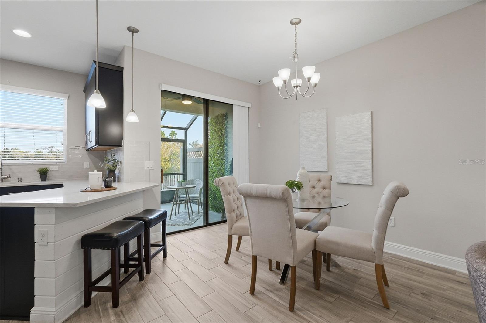 Dining area & Breakfast Bar