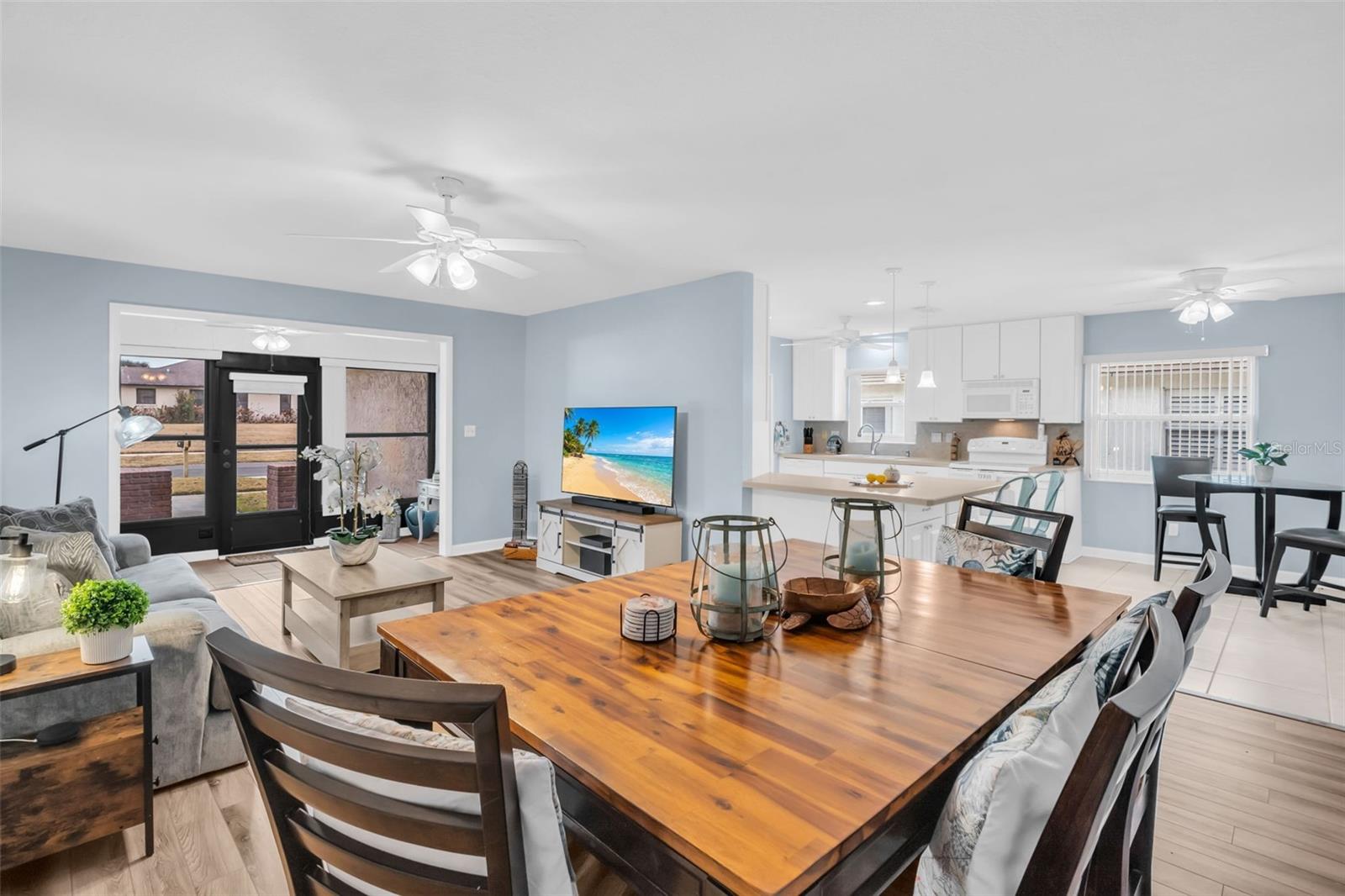 Dining room perfectly tucked between the kitchen & main living while being open to the kitchen~