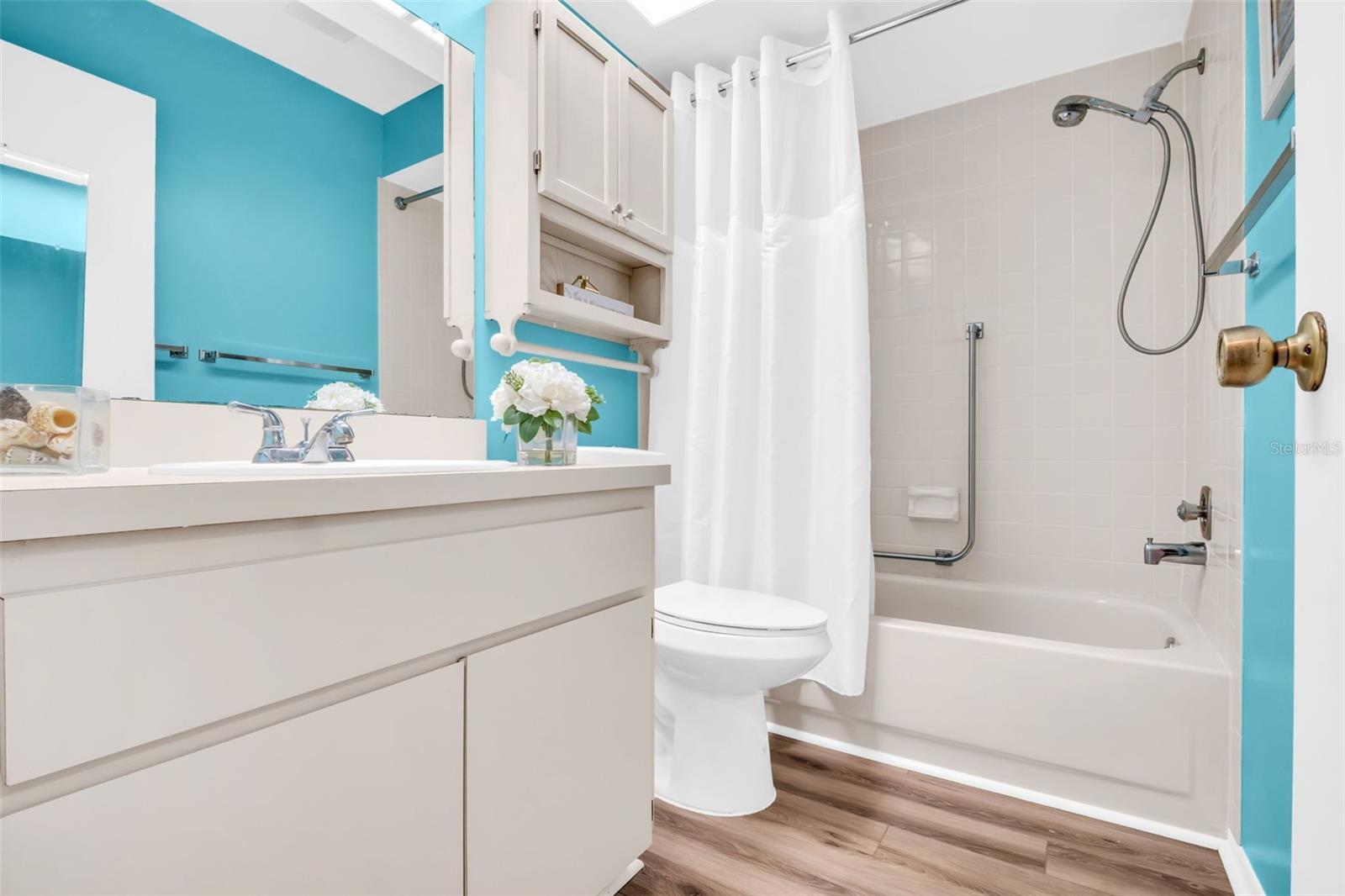 Hall bath between the guest suite & main living with convenient tub/shower combo~
