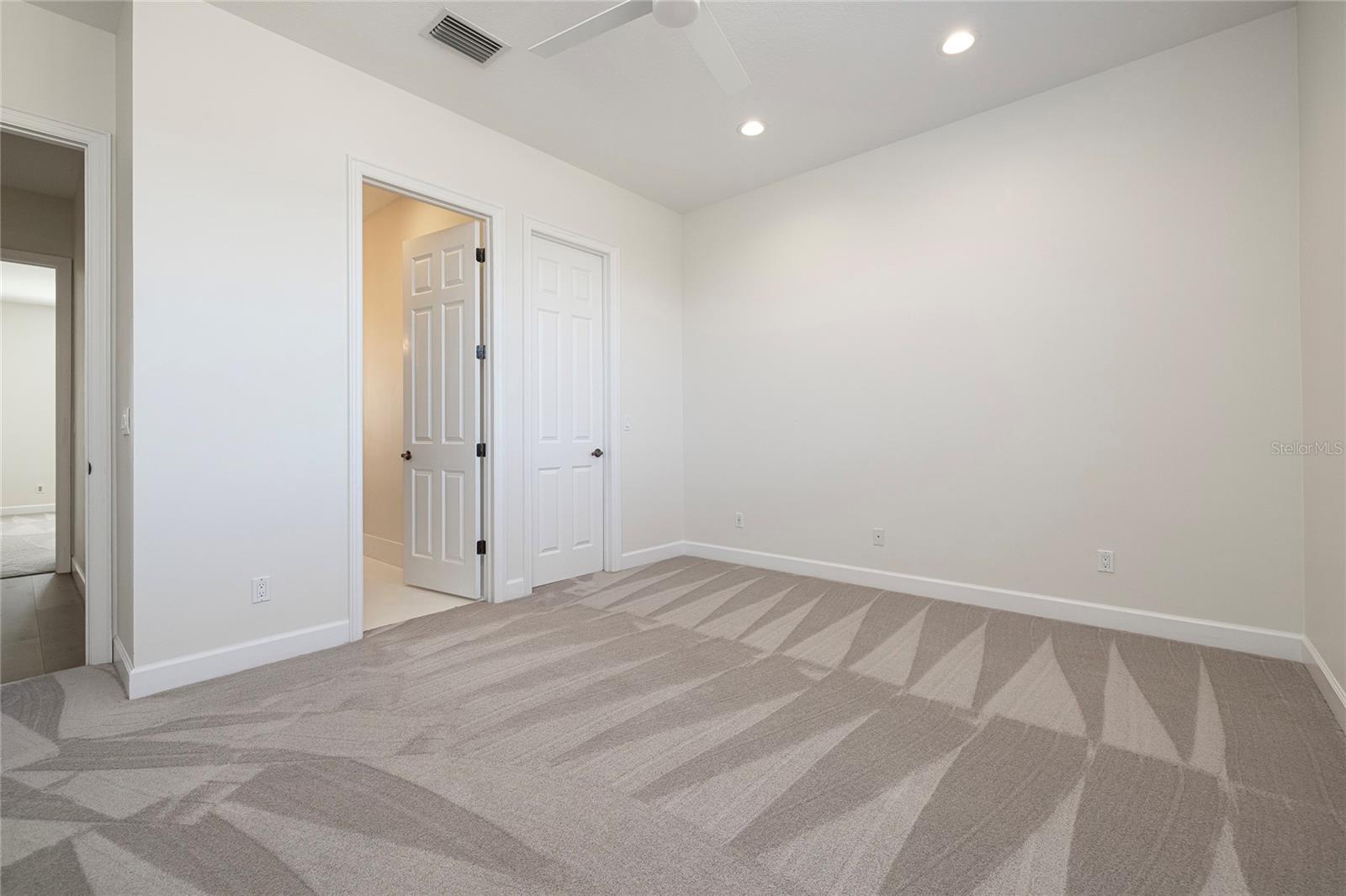 TB8477302 Property Photo