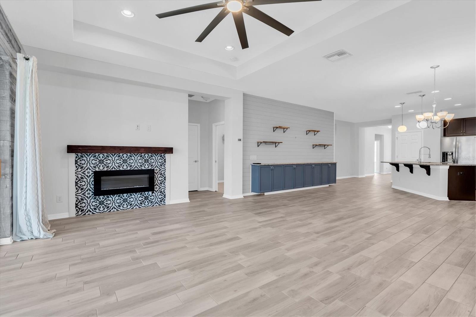 ELECTRIC FIREPLACE & MANTLE