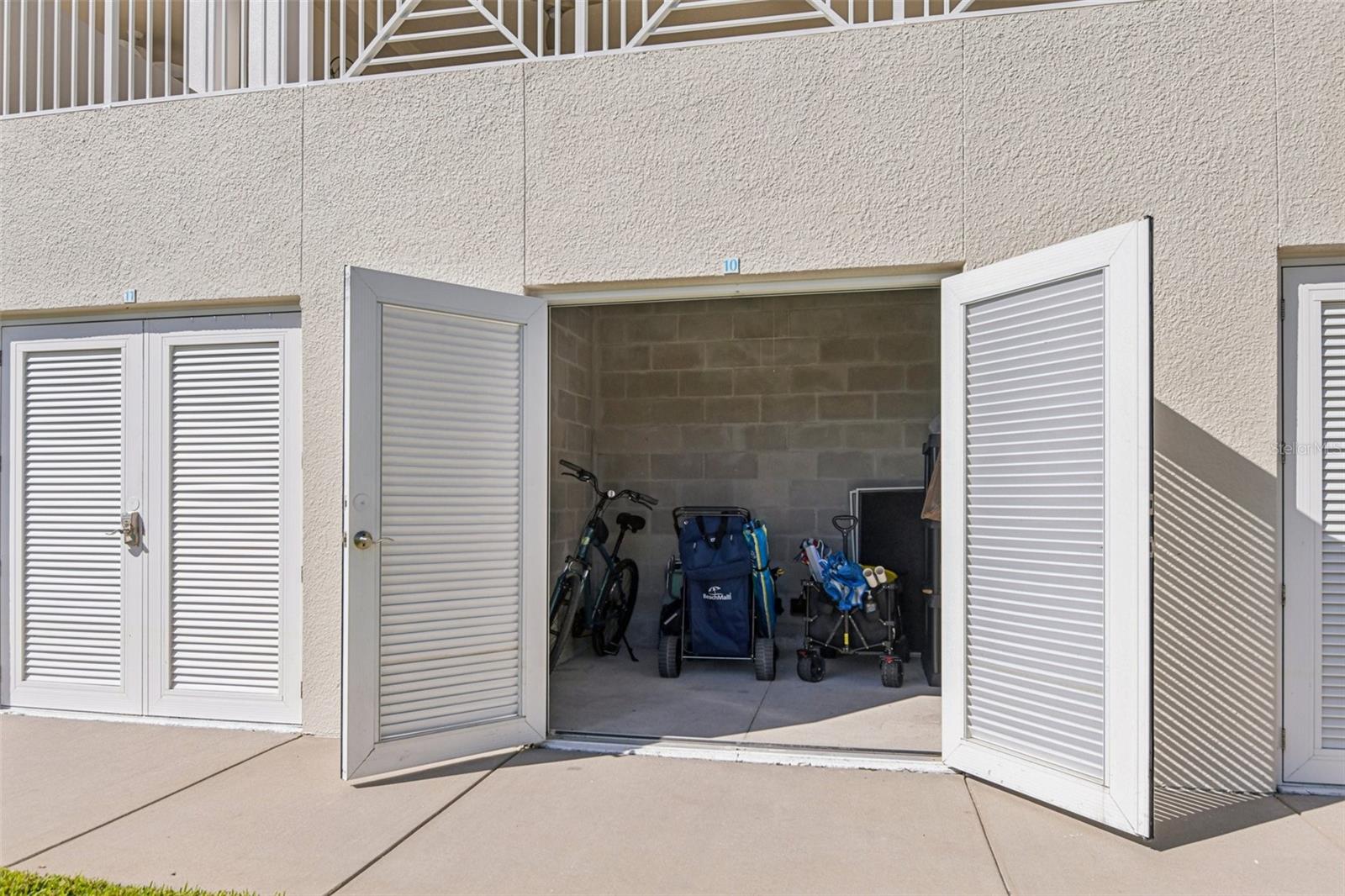 Cabana 10 with space for your bikes and beach gear!