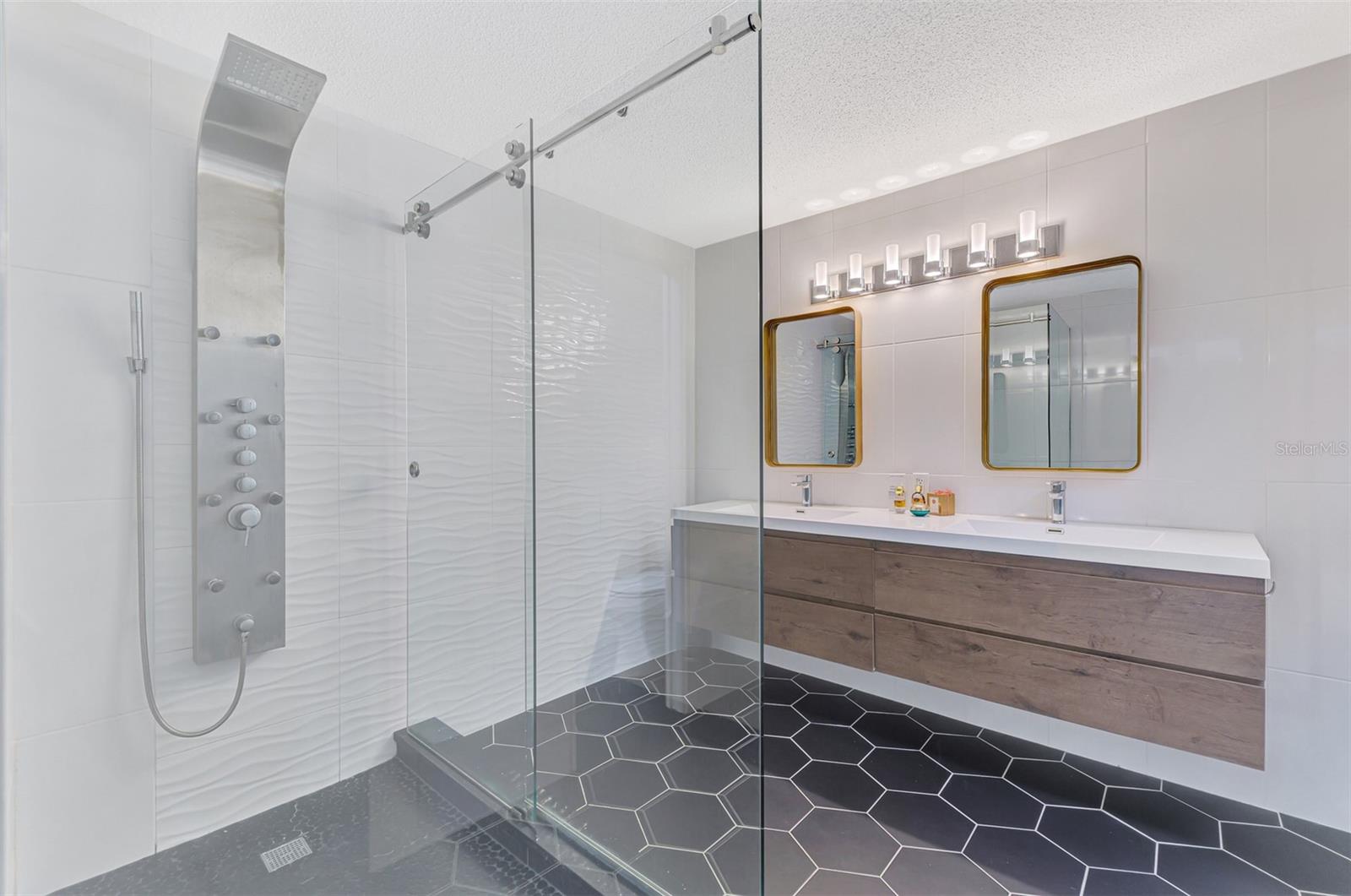 N6143036 Property Photo