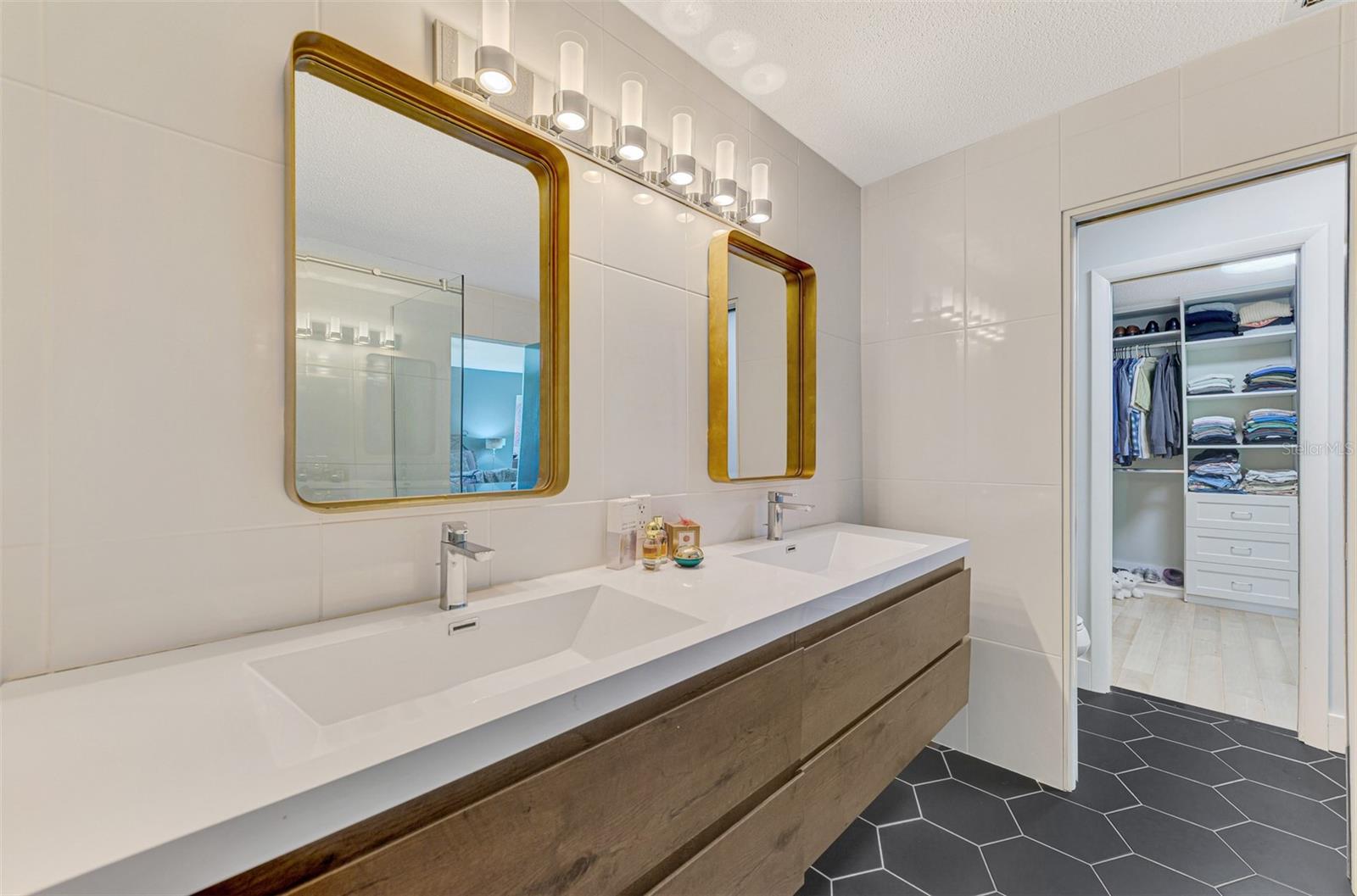 N6143036 Property Photo