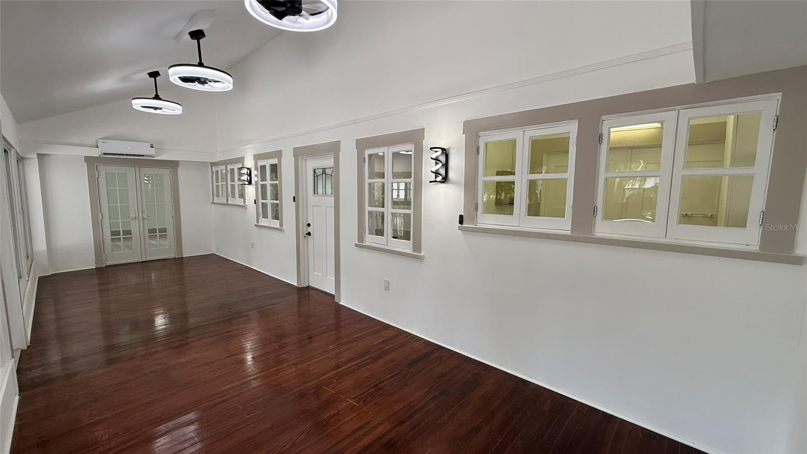 Huge Screened and air-conditioned Porch