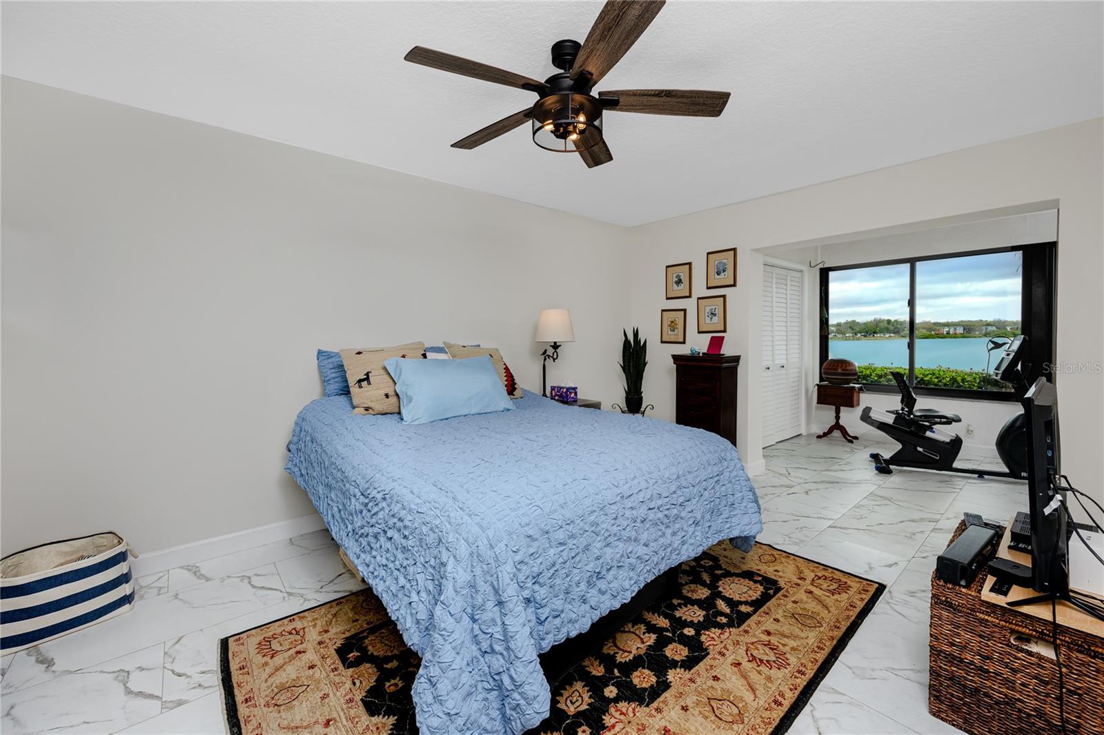 Main bedroom with views!!