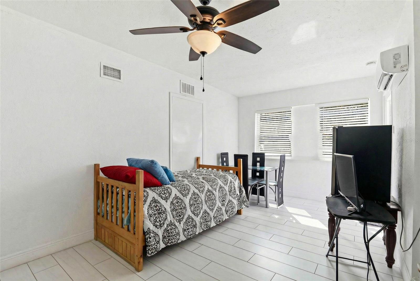 2521 W CREST AVE, TAMPA, FL, 33614