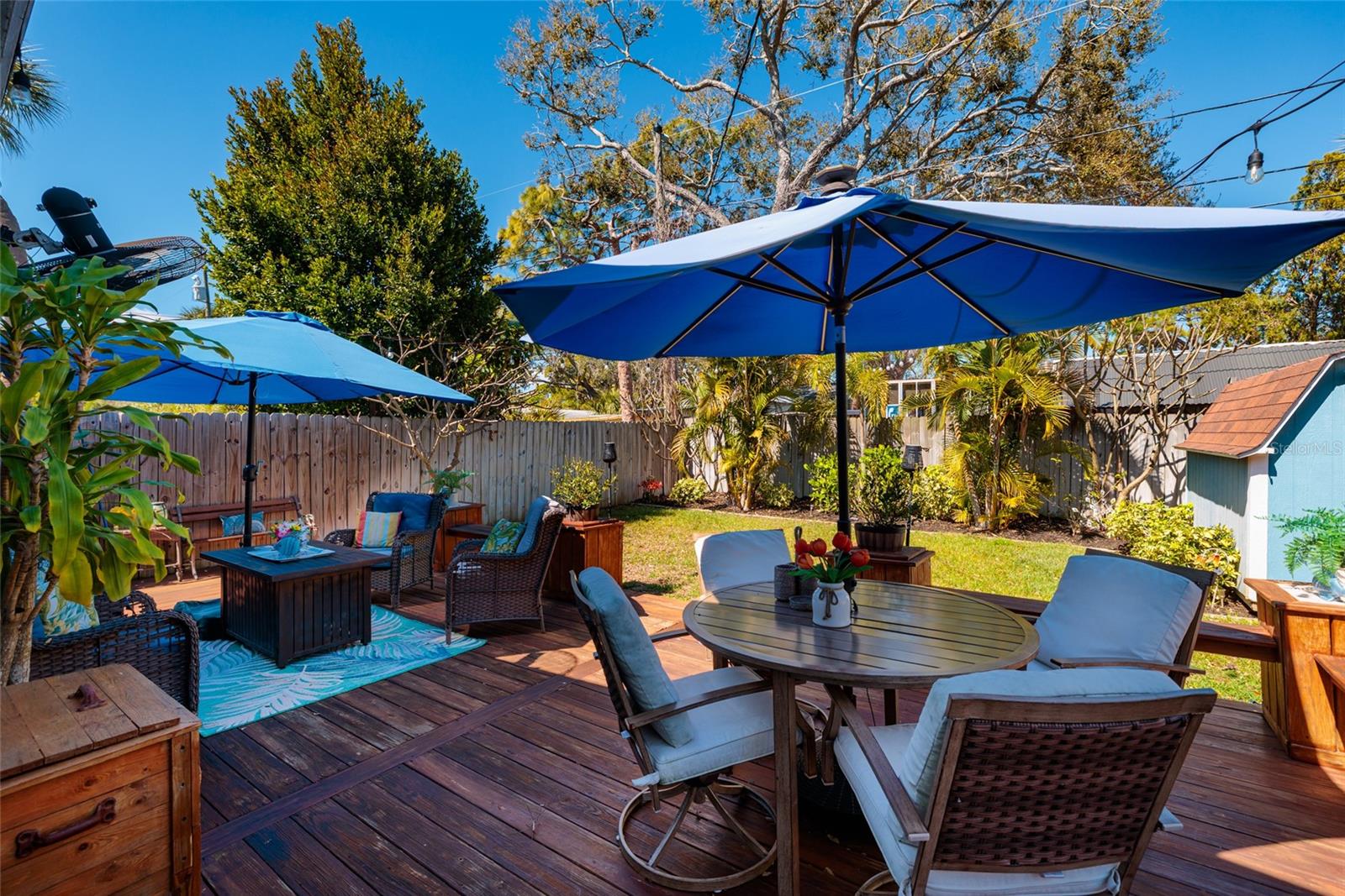 Patio deck w/outdoor furniture that conveys.