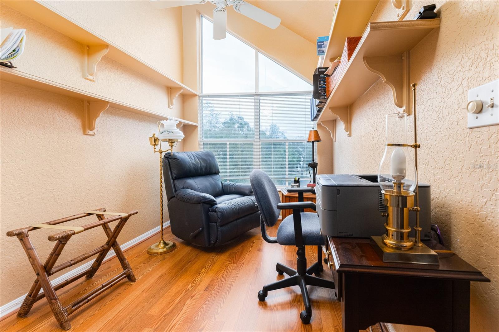 Office space in 2nd bedroom