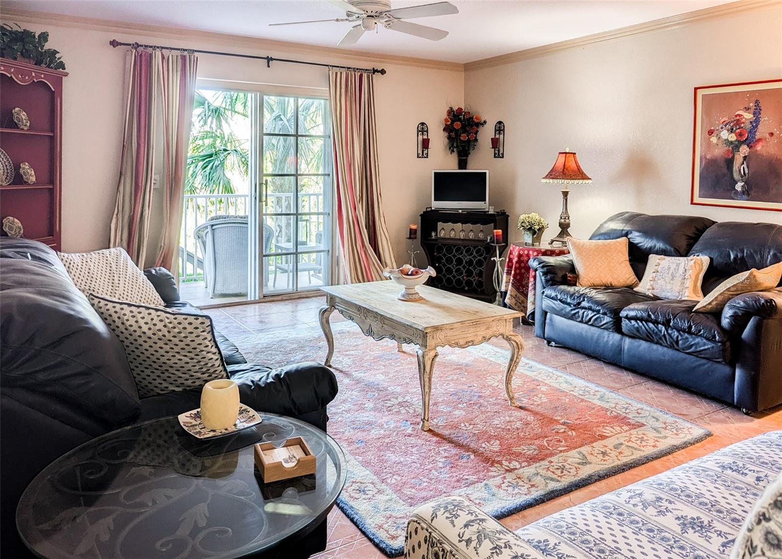 First floor suite: Can be a 4th bedroom