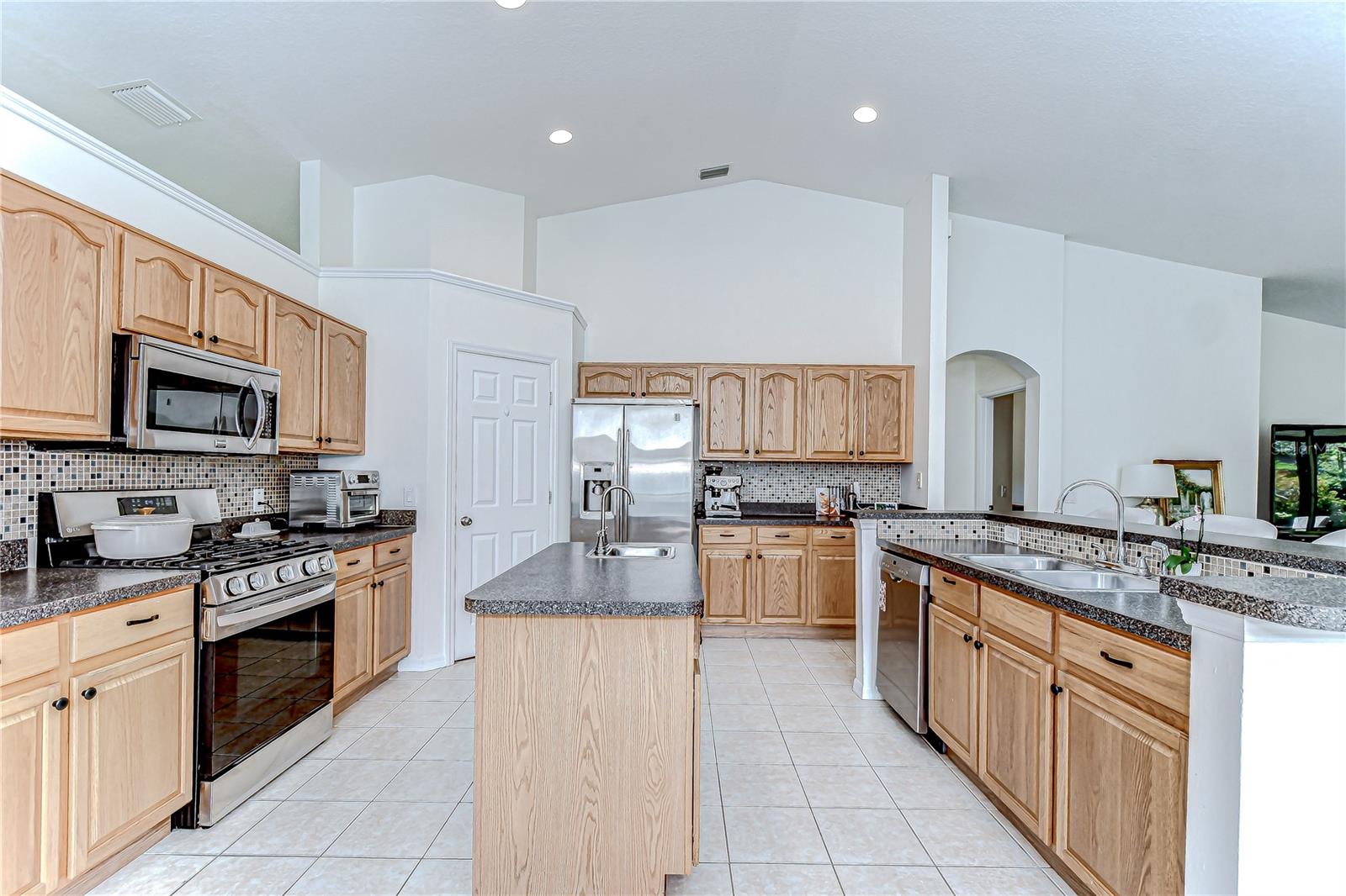 7107 COLONIAL LAKE DR, RIVERVIEW, FL, 33578