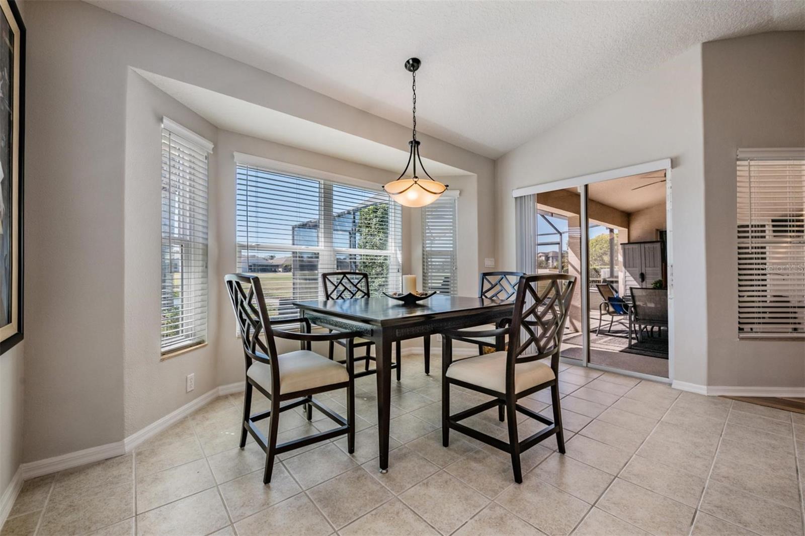 Breakfast nook with direct access to lanai