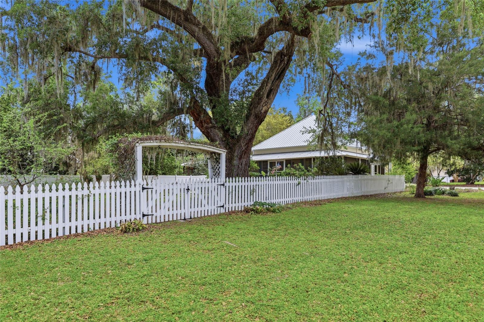 6070 AVENUE F, MC INTOSH, FL, 32664