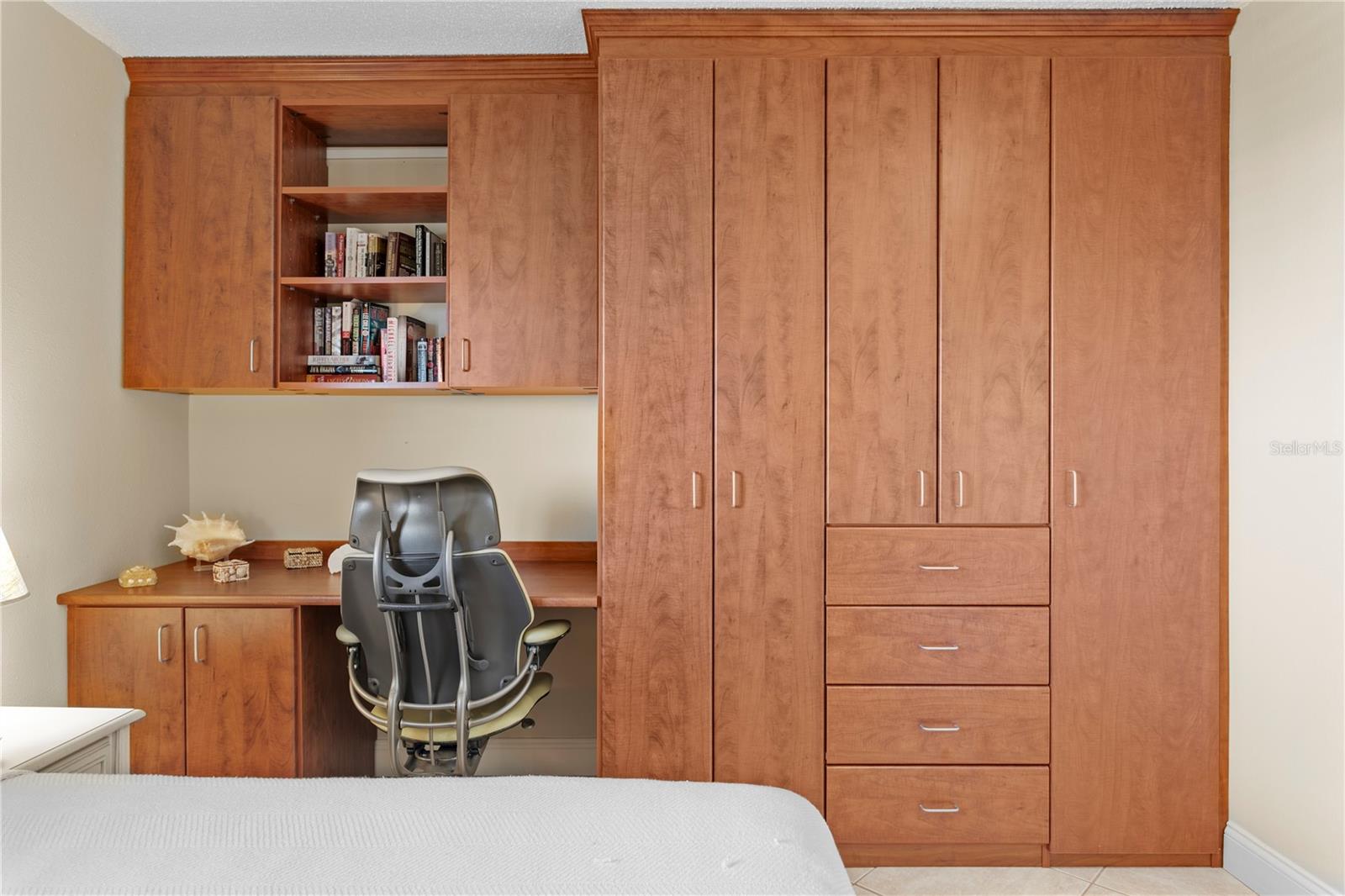 Excellent storage and desk space make it convenient for those who have working vacations.