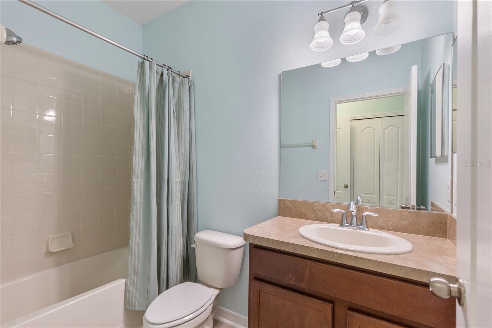 En Suite to 2nd primary bedroom