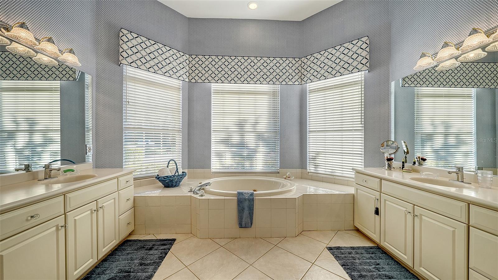 A4684136 Property Photo