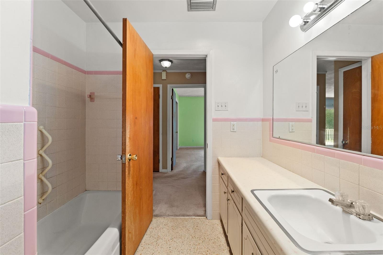 W7883438 Property Photo