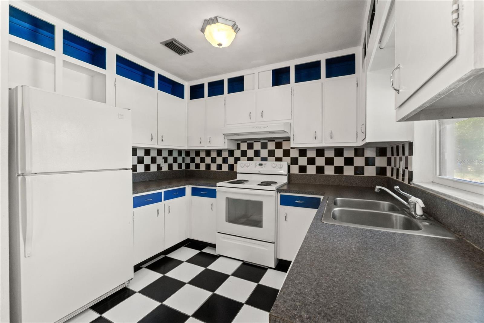 W7883438 Property Photo