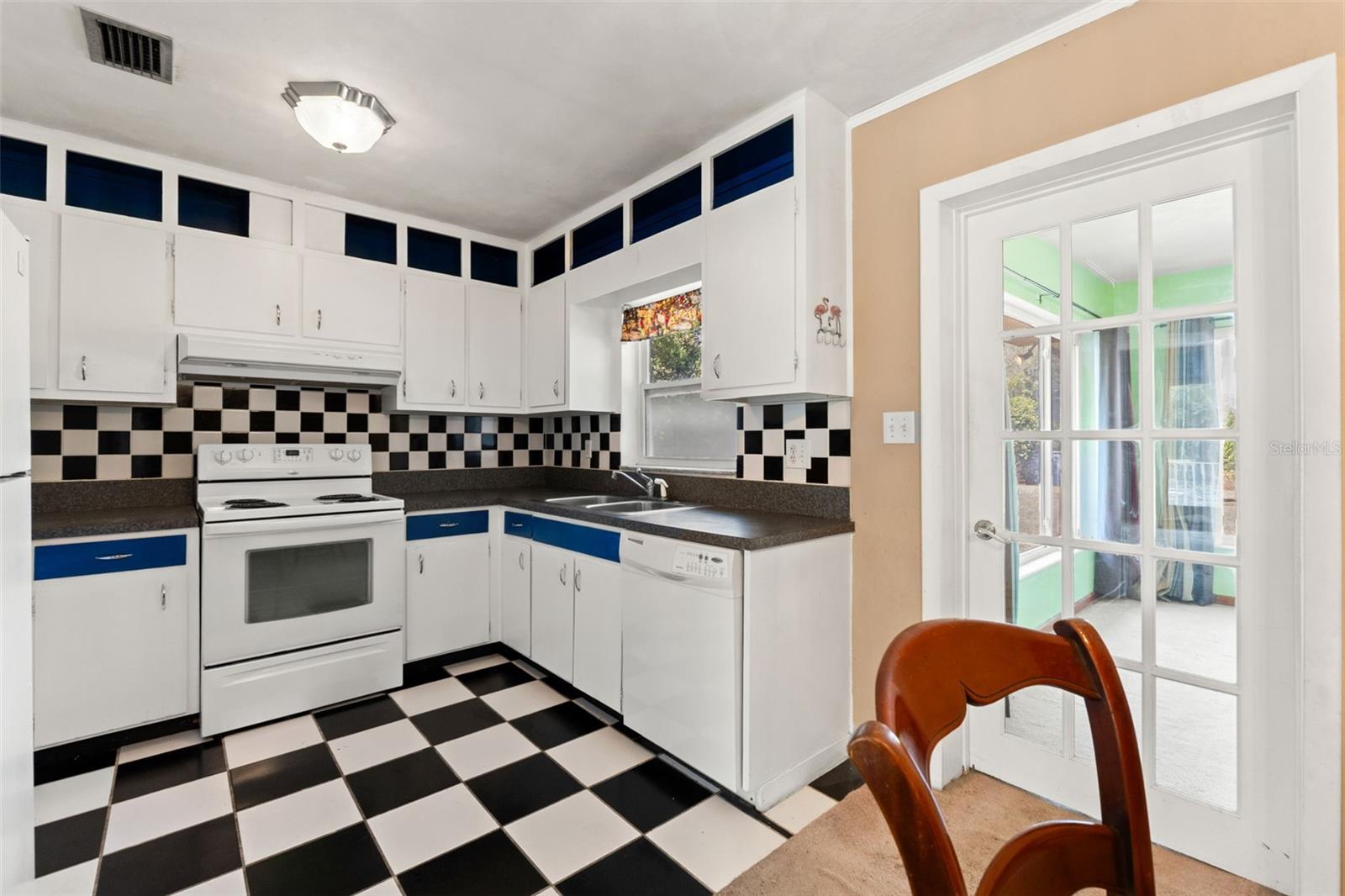 W7883438 Property Photo