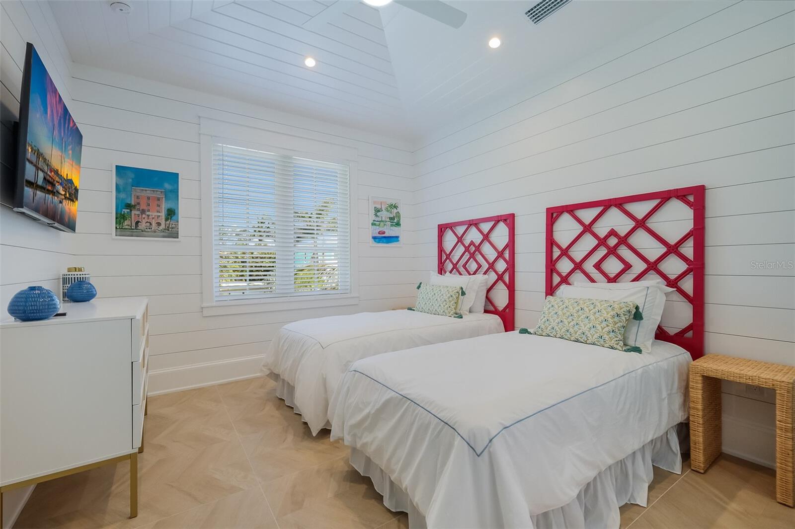 227 S HARBOR DR, HOLMES BEACH, FL, 34217