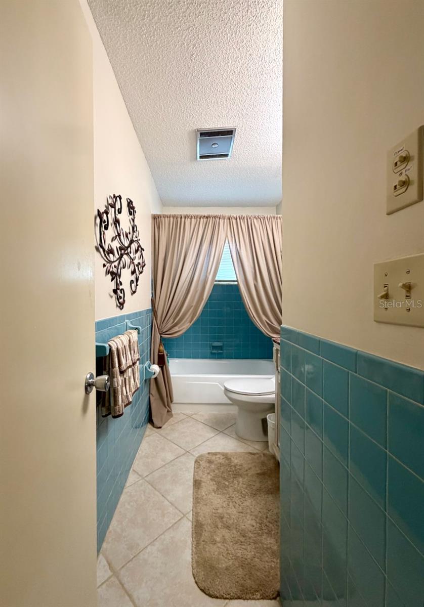 18-Guest Bathroom entry