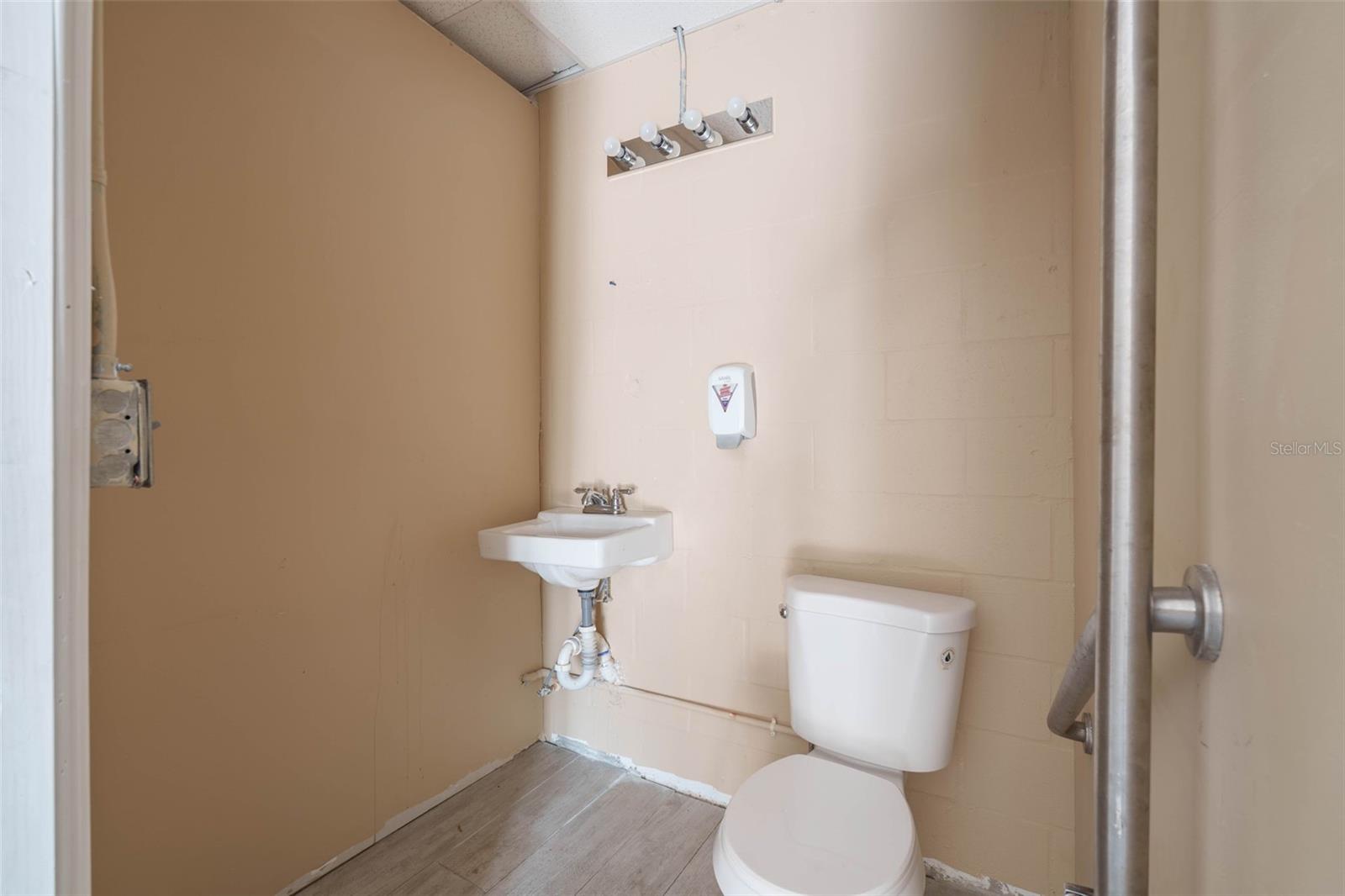 8202 N ARMENIA AVE #C & D, TAMPA, FL, 33604