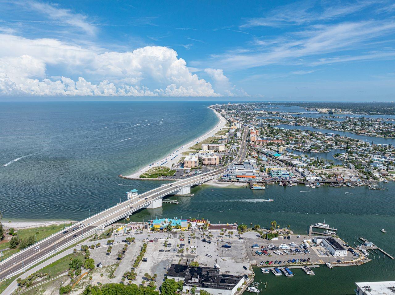 Johns Pass is 5 minutes to the south, a tourist destination. Deep sea fishing, restaurants, surf shops, bars, etc.