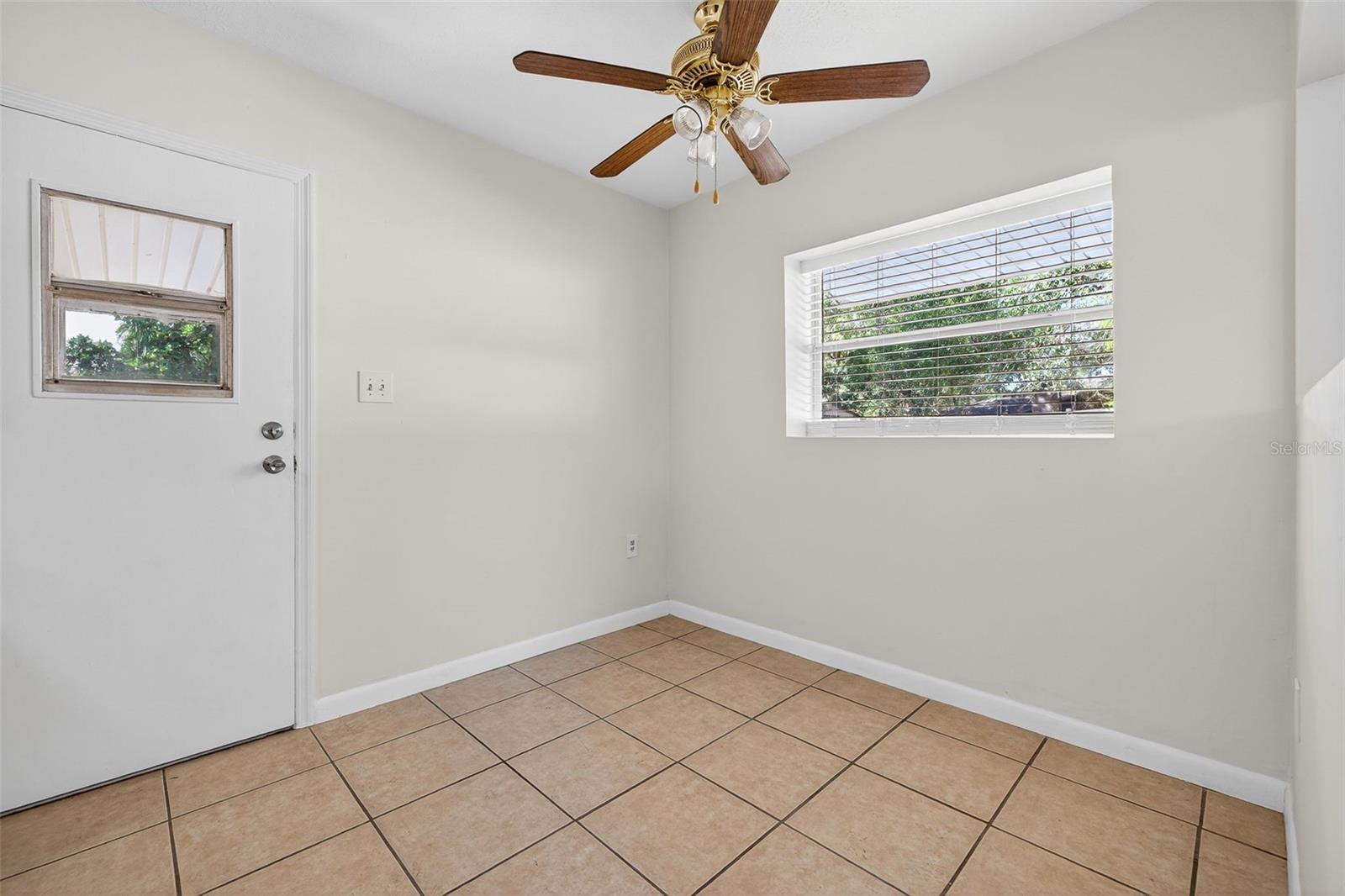 Eat-in space off kitchen