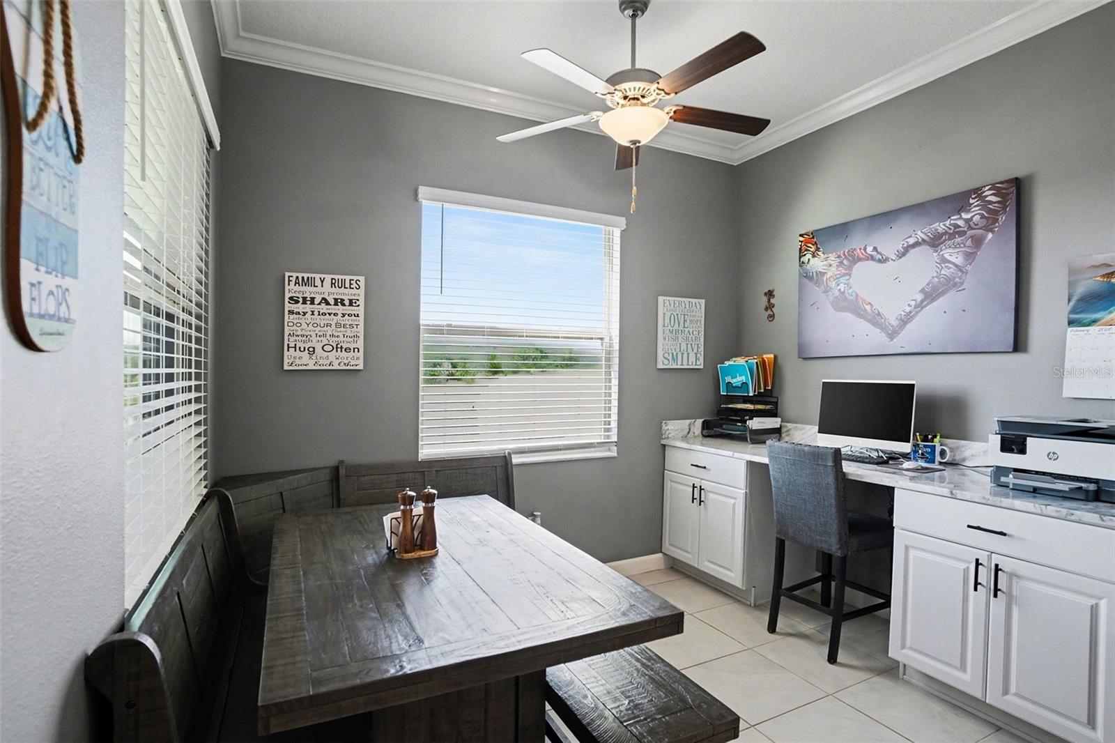 Breakfast area/ desk area