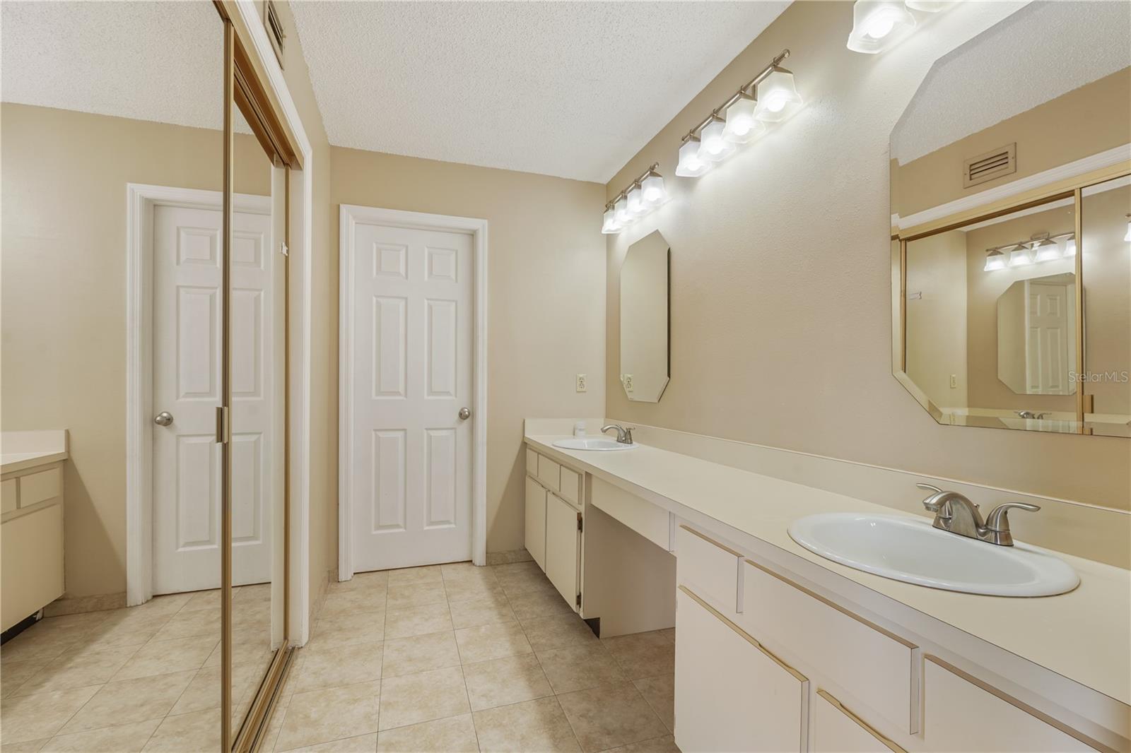 15202 W POND WOODS DR, TAMPA, FL, 33618