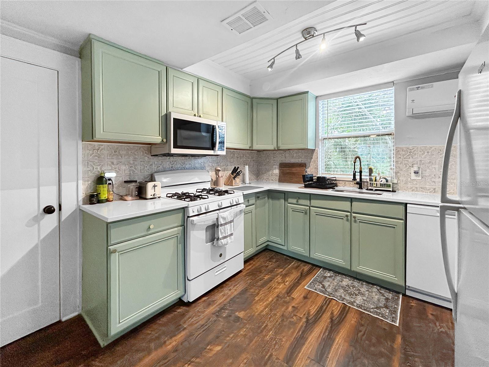 TB8481678 Property Photo