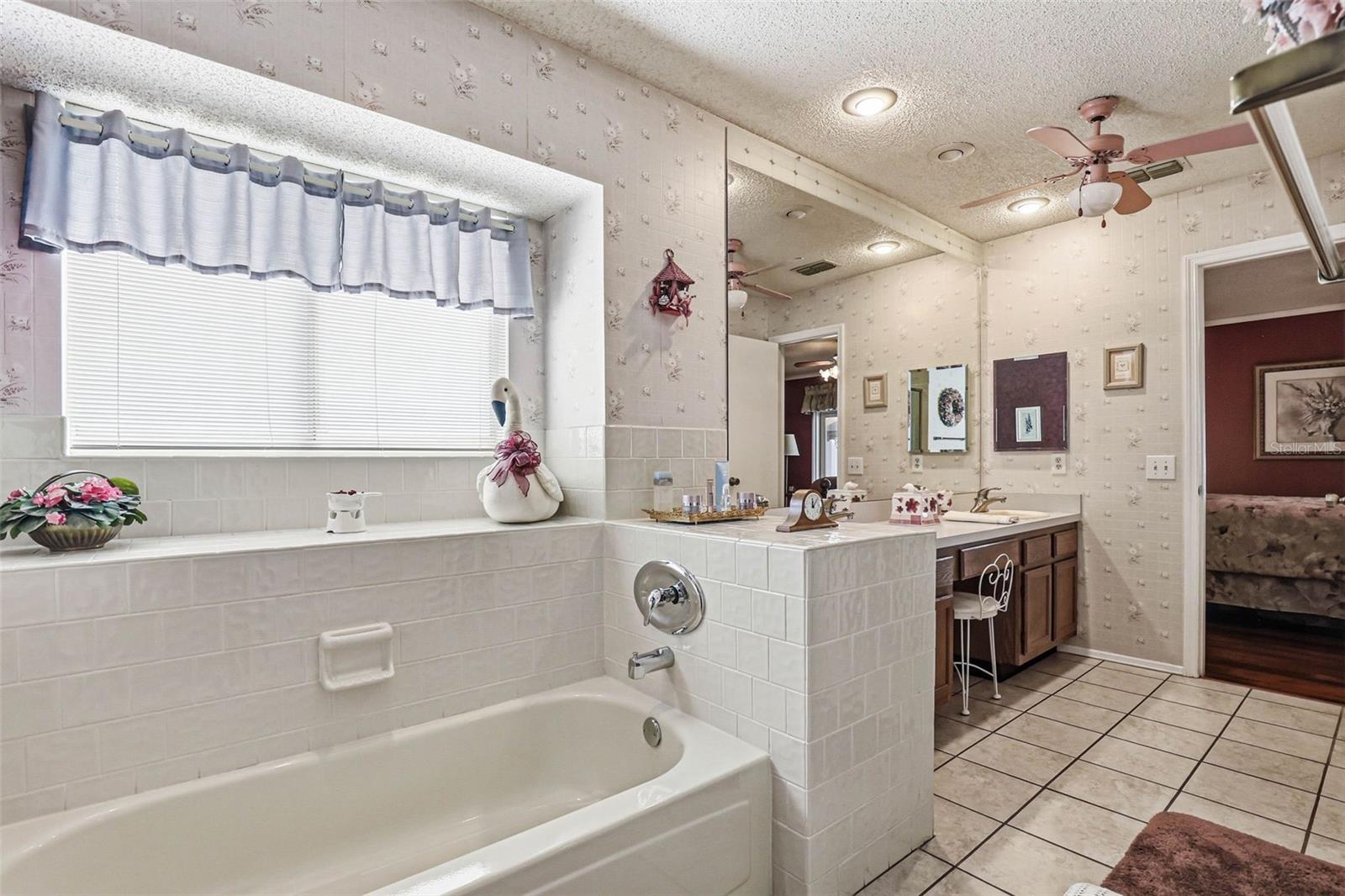 9727 FOX CHAPEL RD, TAMPA, FL, 33647