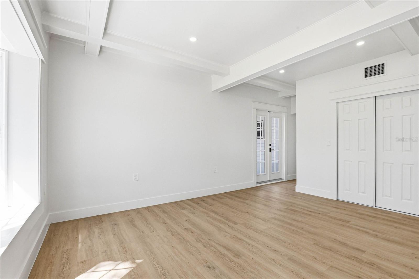 301 81ST AVE NE, ST PETERSBURG, FL, 33702