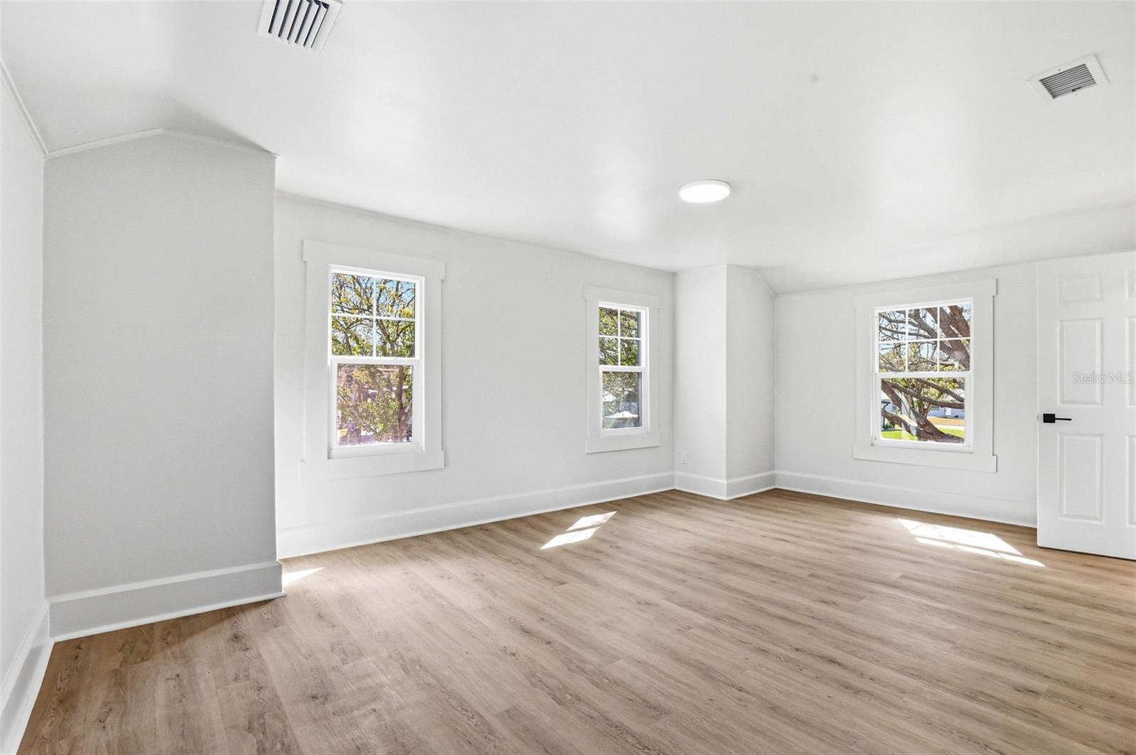 301 81ST AVE NE, ST PETERSBURG, FL, 33702