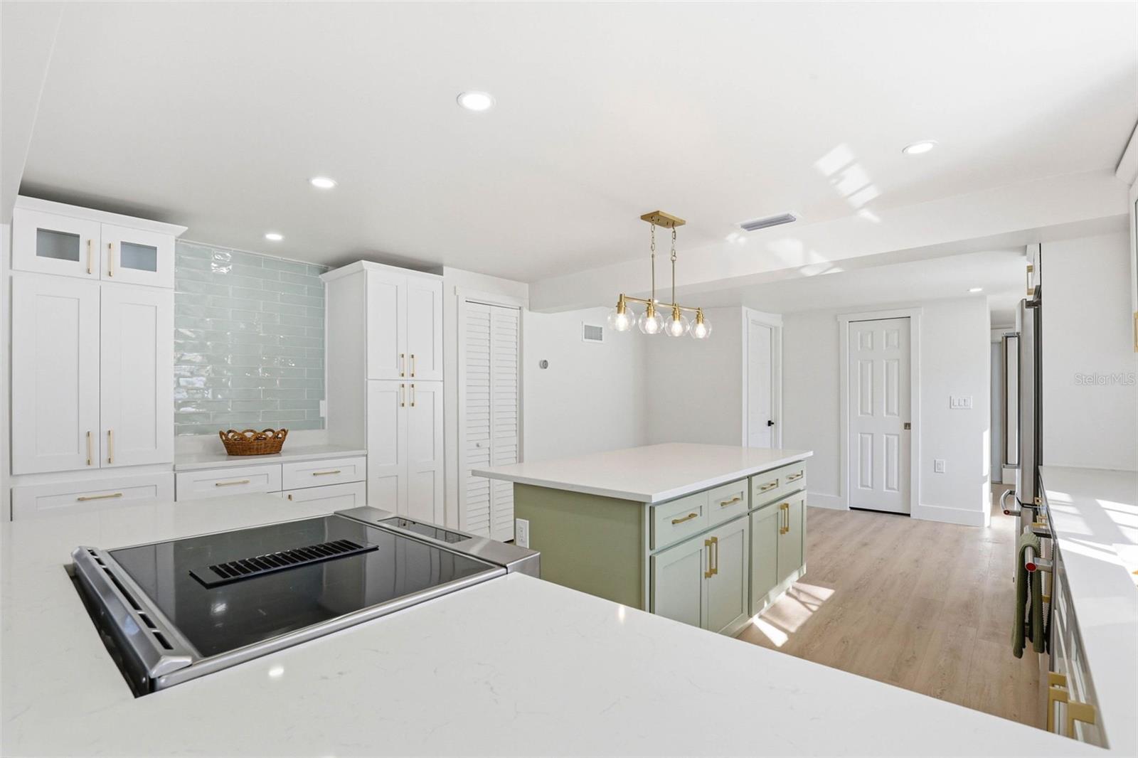 301 81ST AVE NE, ST PETERSBURG, FL, 33702