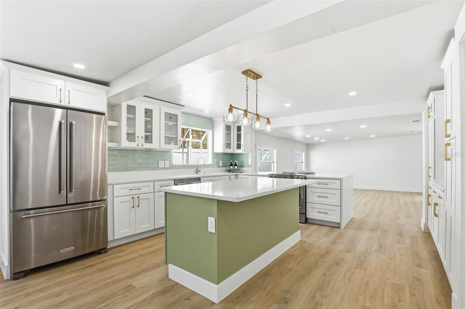 301 81ST AVE NE, ST PETERSBURG, FL, 33702