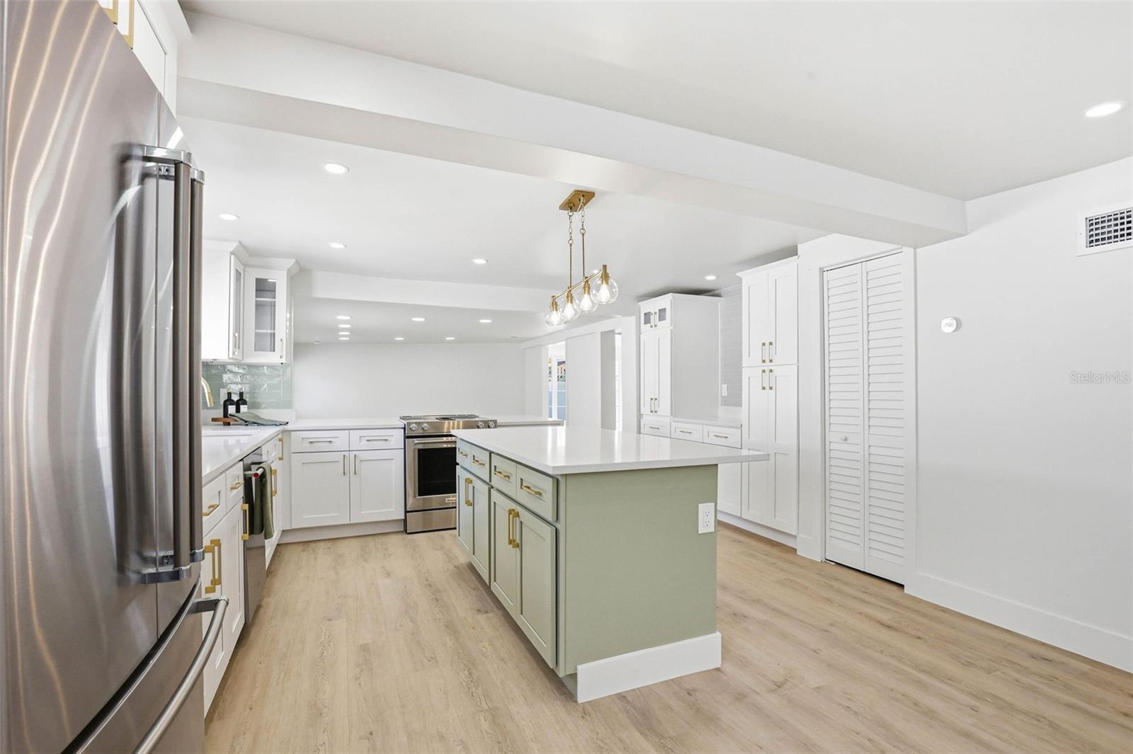 301 81ST AVE NE, ST PETERSBURG, FL, 33702